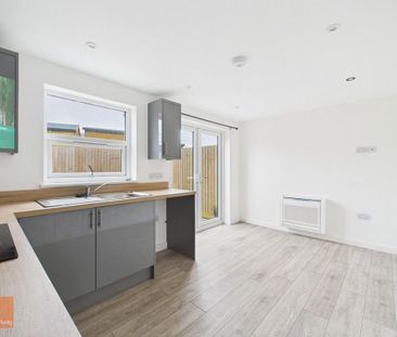 3 bedroom semi-detached house to rent - Photo 3