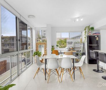 Spacious Two-Level Apartment – Stunning Water Views - Photo 3