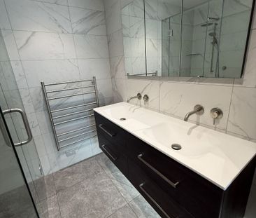 Luxury Two Bedroom Apartment - Photo 3