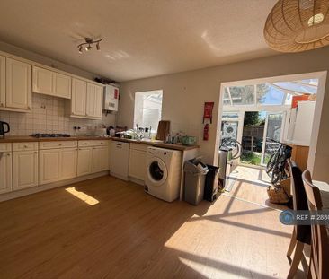 1 bedroom in a house share to rent - Photo 3