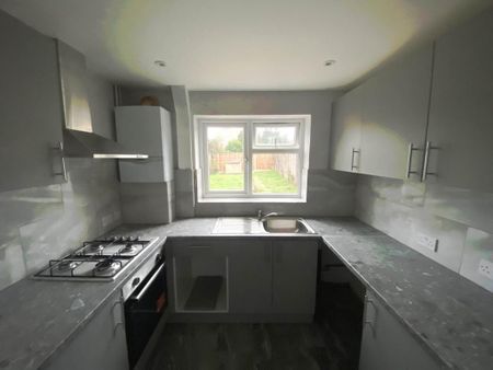 3 bedroom terraced house to rent - Photo 4