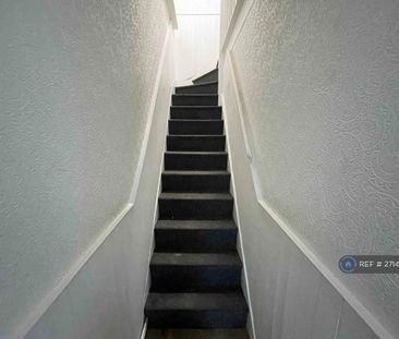 4 bedroom semi-detached house to rent - Photo 4