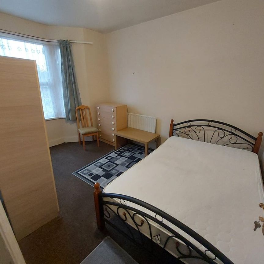 Room in a Shared House, Plashet Road, E13 - Photo 1
