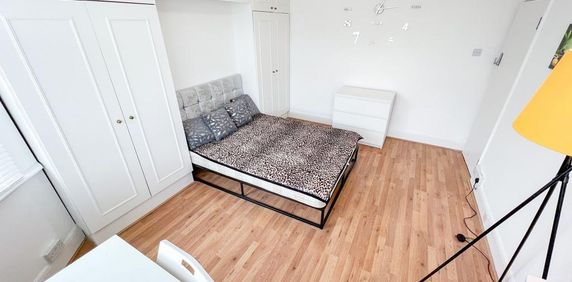 1 bedroom in a house share to rent - Photo 2