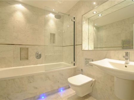 A five bedroom family house with fantastic reception space, off-street parking and garden. - Photo 4