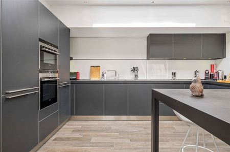 Beautiful penthouse apartment with large private south facing terrace. - Photo 5