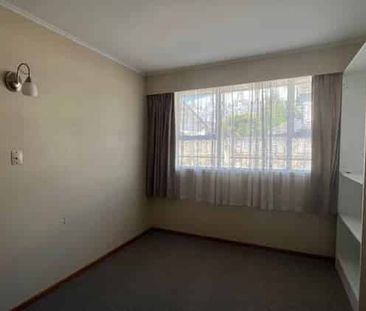 Convenient 2 bedroom property - Photo 2