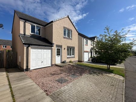 4 bedroom detached house to rent - Photo 4