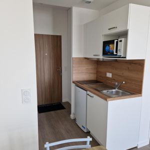 Location Appartement 1 pièce 26m² LA ROCHE SUR YON 85000 - Photo 2