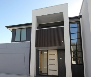 MODERN 3 BEDROOM TOWNHOUSE WITH DOUBLE GARAGE - Photo 4