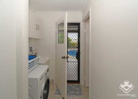 4 Bedroom Home with Pool & Shed - Photo 4