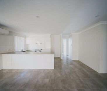 NEARLY BRAND NEW! SPACIOUS & MODERN house in Pimpama - Photo 6