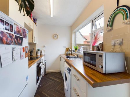 3 bedroom semi-detached house to rent - Photo 5