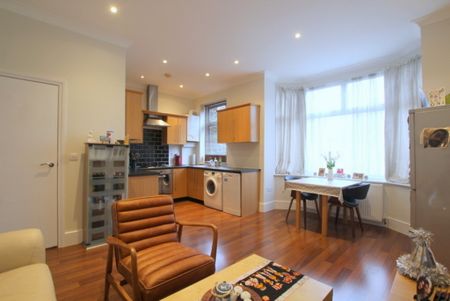 3 Bedroom Flat, Melrose Avenue, Mitcham - Photo 2