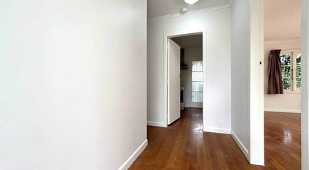 Sunny & Spacious 3-Bedroom Family Home in Glen... - Photo 2