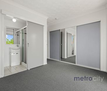 Stylish Apartment with Large Balcony and City Views! - Photo 3