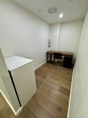 [Partly furnished] Contemporary Urban Living - 1-Bedroom Apartment plus study - Photo 1