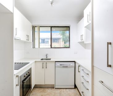 Spacious, 2-Bedroom Unit in Quiet Well-Maintained Block - Photo 6