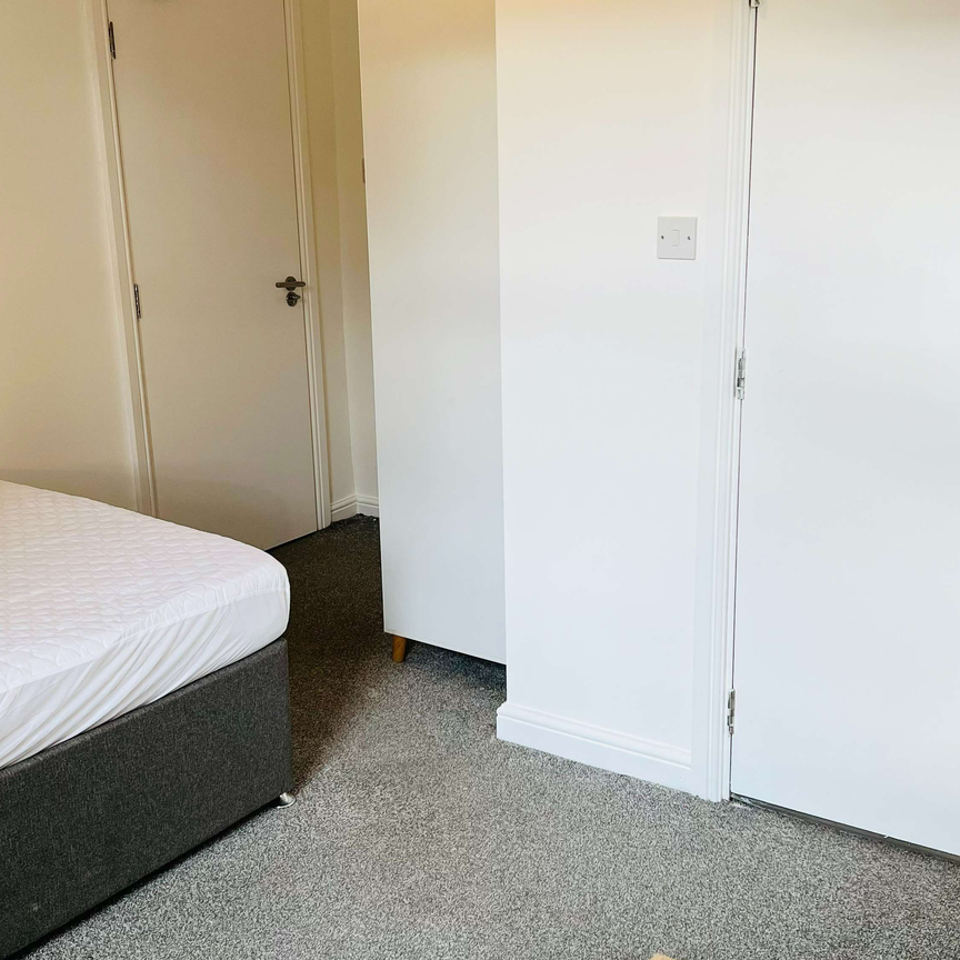 ⭐ Executive En-Suite 3 mins to Salford Royal - Photo 1