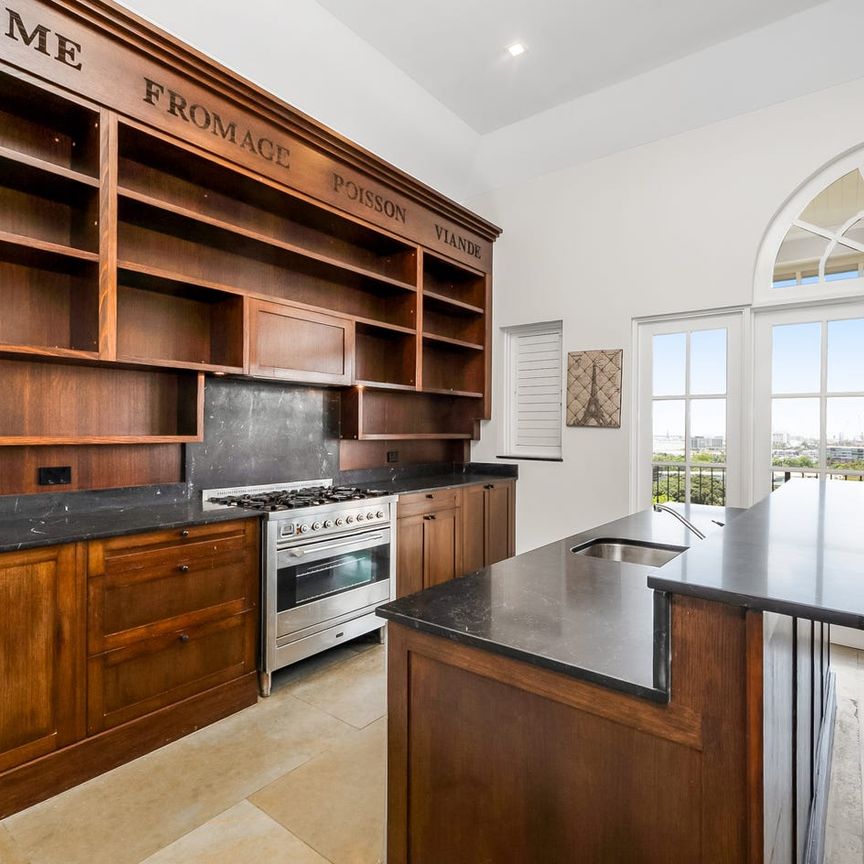 EXECUTIVE FRENCH CHÂTEAU RESIDENCE - Photo 1