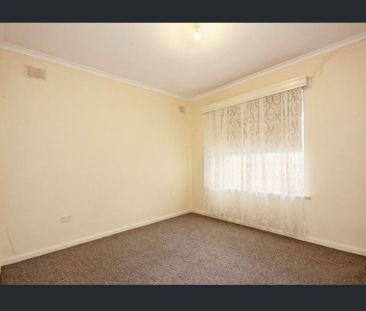 Bright & Spacious 2 Bedroom in Group of 3! - Photo 4