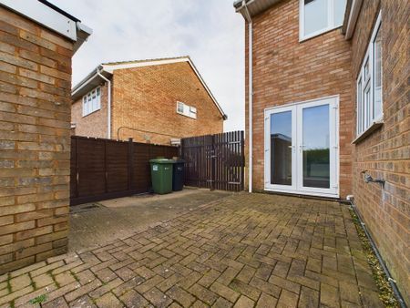 3 bedroom semi-detached house to rent - Photo 2