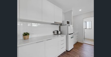 MODERN, FULLY FURNISHED, STUDIO APARTMENT - Photo 4