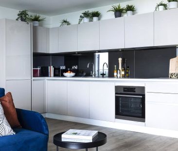 Fairfield Avenue, Staines-upon-Thames, Surrey, TW18 4JW - Photo 5