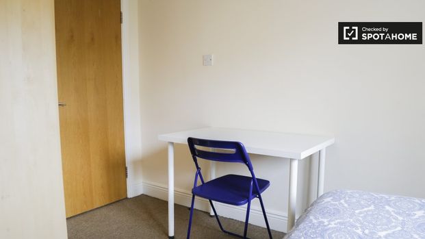 Room for rent in 5-bedroom apartment in Ballymun, Dublin - Photo 1