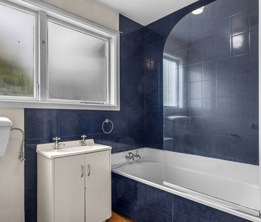 Sunny Two Bedroom Apartment in Merivale - Photo 6