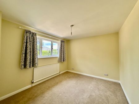 3 bedroom detached bungalow to rent - Photo 2