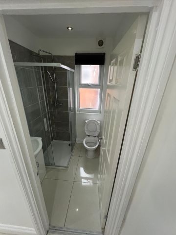 Room in a Shared House, Burlington Road, CR7 - Photo 4