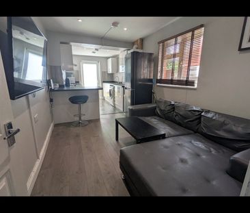 Room in a Shared House, Cromwell Road, SO15 - Photo 1