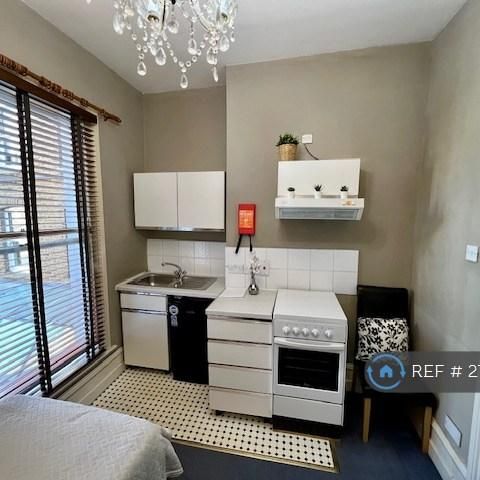 Studio to rent - Photo 1