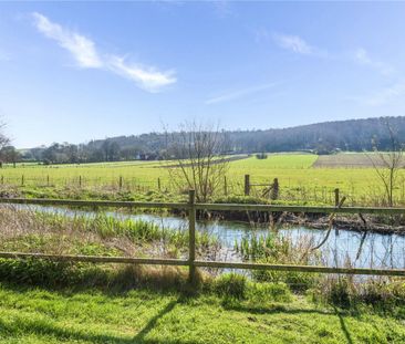 A stunning, detached, thatched house nestled within the West Dean E... - Photo 3