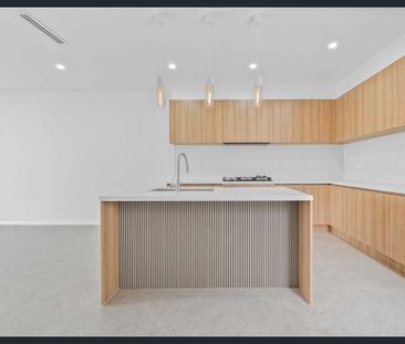 Stylish 4-Bedroom Family Home with Sunroom & Kitchenette – Prime Wo... - Photo 6