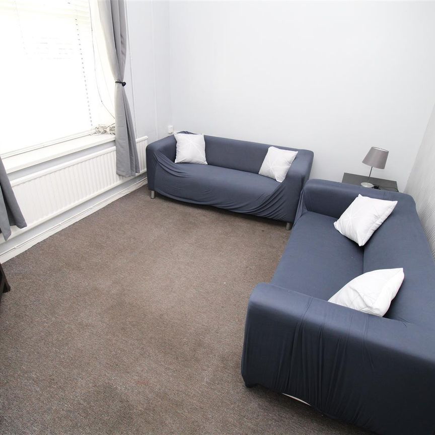 Room For Rent Queen Street, Pontypridd - Photo 1