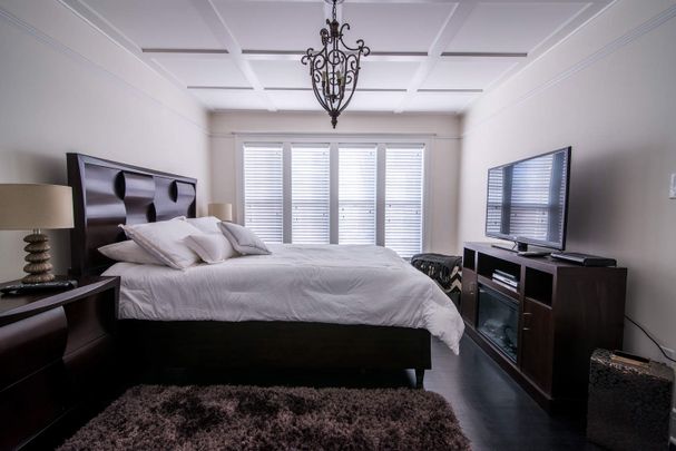 Executive fully furnished 7 bedroom 3 bath home - Photo 1