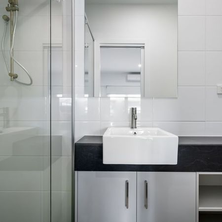 FULLY FURNISHED BEDSIT IN ROOMING HOUSE WITH GAS, ELECTRICITY AND WATER INCLUDED - Photo 4