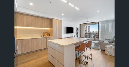 Luxury Furnished Inner-City Apartment with Stunning City Views - Photo 4