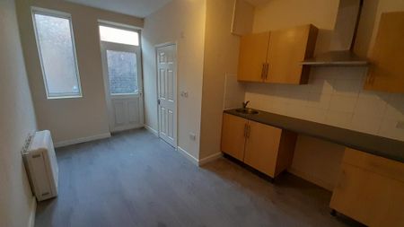 1 bedroom in a house share to rent - Photo 4