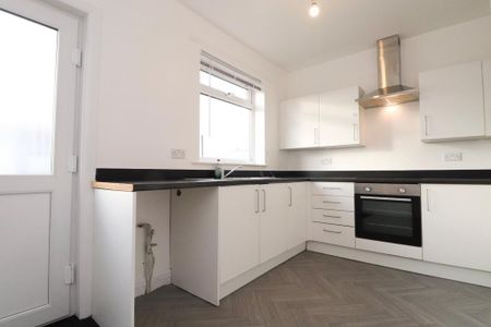 3 bedroom terraced house to rent - Photo 3