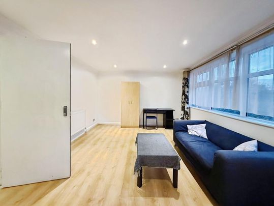 4 bedroom flat to rent - Photo 1