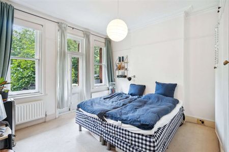 A beautifully presented and charming two bedroom flat on Prince of Wales Drive. - Photo 5
