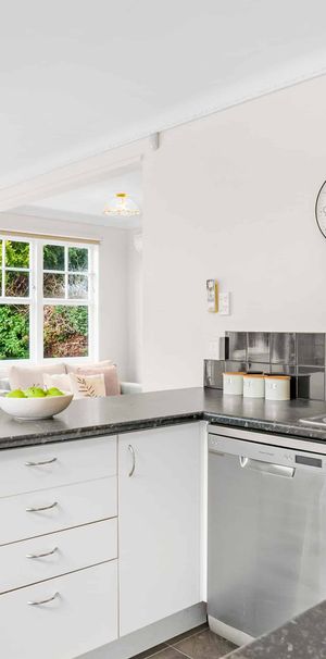 Epuni 4 Bedrooms - Photo 1