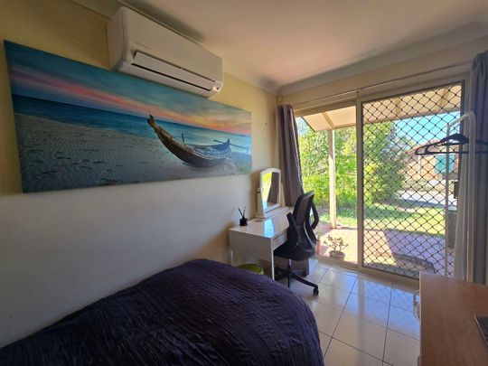 Helensvale - Photo 1