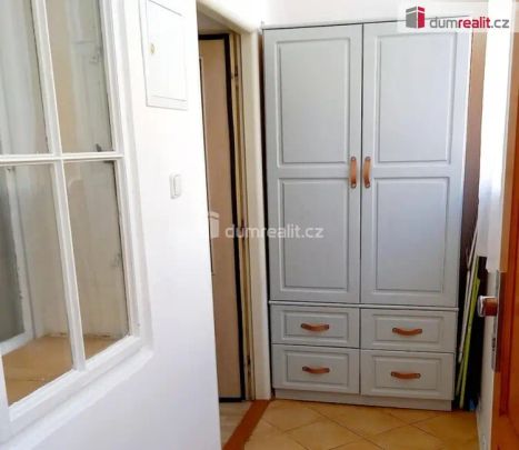 Pěkný útulný byt 2+kk v cihlovém pavlačovém domě v Praze na Smíchově - Fotografie 1