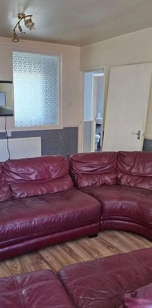 3 bedroom flat to rent - Photo 1