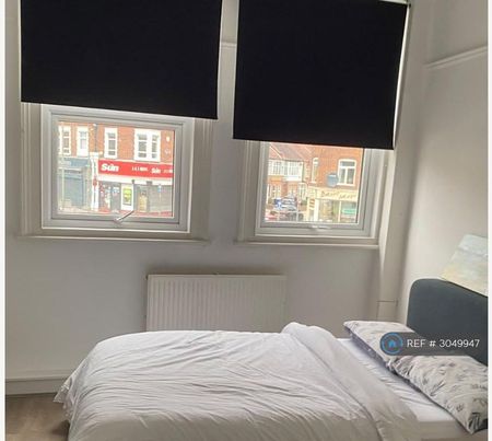 1 bedroom in a flat share to rent - Photo 4