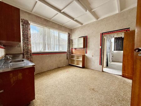 SPACIOUS 6-BEDROOM FAMILY HOME - Photo 3